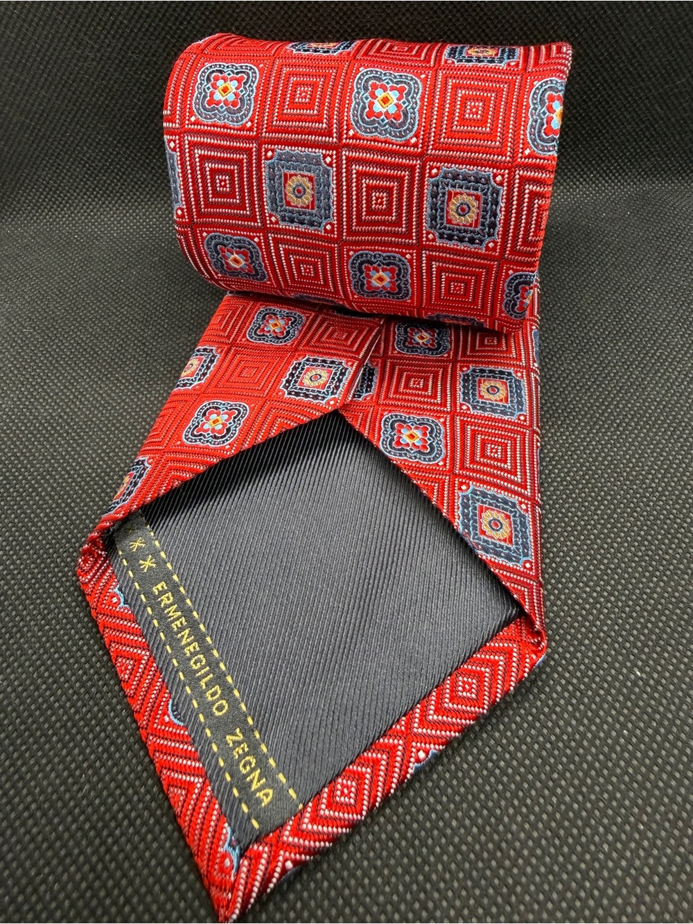 Ermenegildo Zegna Red Silk Geometric Pattern Men's Necktie 3.5" x 60"